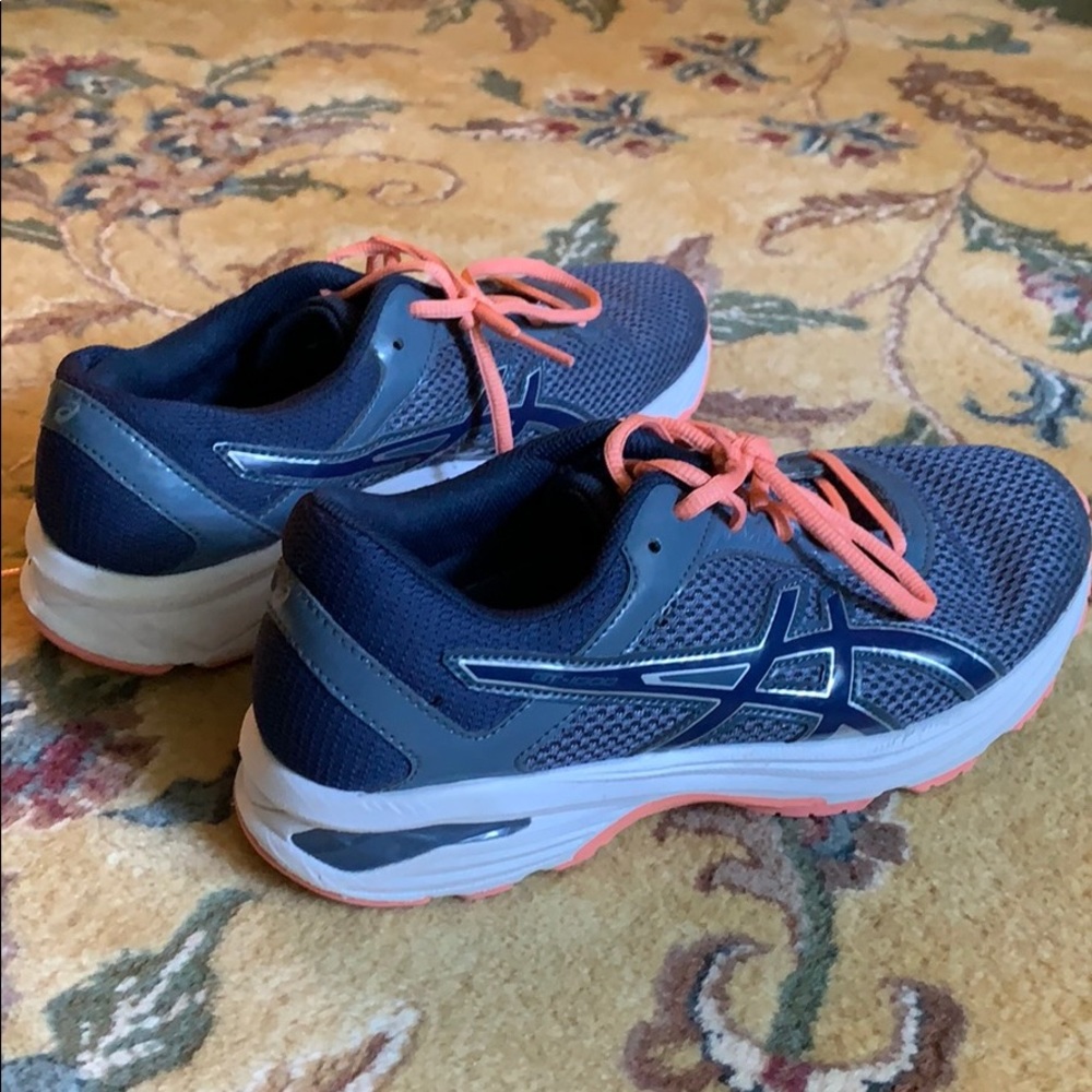 Tennis shoes